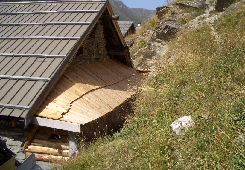 Peouvou_toit_contre_la_montagne